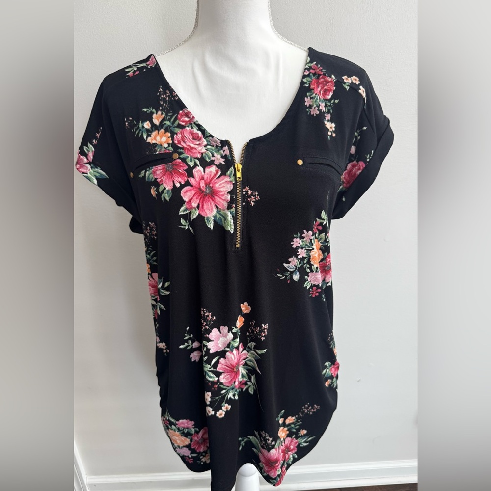 Sweet Wanderer Black Floral Blouse with Zipper